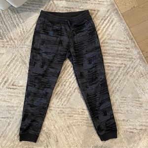 Northface mens medium camo joggers